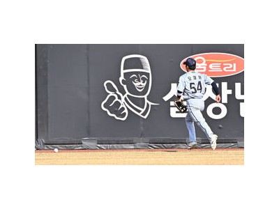 프로야구 개막전 홈런이 이상하게 날라가네